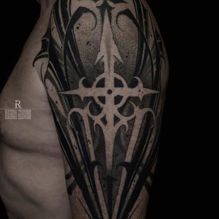 Homme Noir et Gris  tatouage sur Épaule #94104 | Artiste tatoueur ROMAN MIGURA