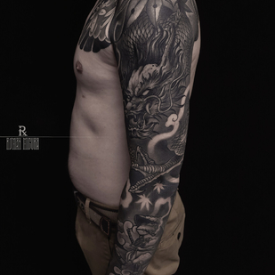 Homme Noir et Gris  tatouage sur Manche #94107 | Artiste tatoueur ROMAN MIGURA