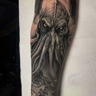 Noir et Gris  tatouage #100724 | Artiste tatoueur Veronika Kataeva