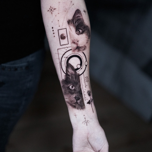 Femme Noir et Gris Micro-réalisme tatouage sur Avant-bras #94167 | Artiste tatoueur Kirill Antique