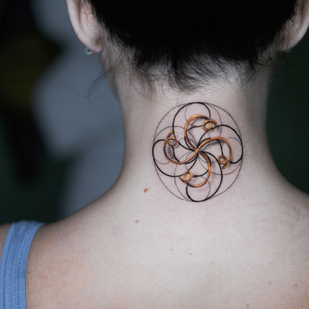 Femme Couleur Géométrique tatouage sur Cou #94171 | Artiste tatoueur Kirill Antique