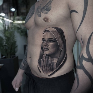 Homme Noir et Gris Réalisme tatouage sur Ventre #94415 | Artiste tatoueur Kirill Antique