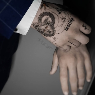 Homme Noir et Gris Micro-réalisme tatouage #94418 | Artiste tatoueur Kirill Antique