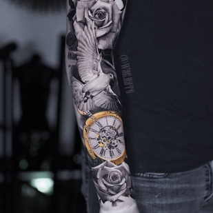 Homme Noir et Gris Réalisme tatouage sur Manche #94419 | Artiste tatoueur Kirill Antique