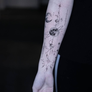 Femme Noir et Gris Micro-réalisme tatouage sur Avant-bras #94422 | Artiste tatoueur Kirill Antique