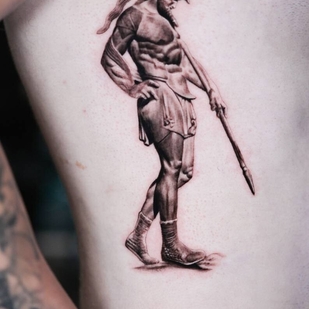 Homme Noir et Gris Réalisme tatouage sur Côté #97567 | Artiste tatoueur Kirill Antique