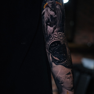 Noir et Gris  tatouage sur Manche #99551 | Artiste tatoueur Kirill Antique