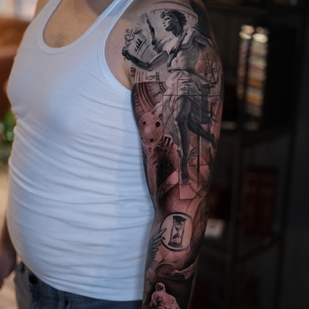Homme Noir et Gris Réalisme tatouage sur Manche #103658 | Artiste tatoueur Kirill Antique