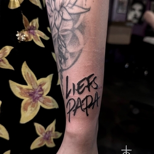 Noir Lettrage tatouage #103313 | Artiste tatoueur Claudia Fedorovici