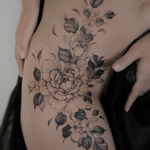 Femme Noir Graphique tatouage sur Cuisse #94023 | Artiste tatoueur Juliaavoo