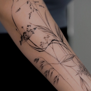 Femme Noir Fineline tatouage sur Avant-bras #94054 | Artiste tatoueur Juliaavoo