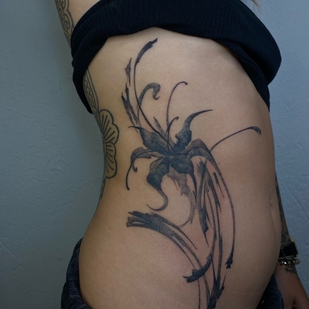 Femme Noir et Gris Abstrait tatouage sur Côté #92515 | Artiste tatoueur Mary Nepostaeva