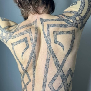 Homme Noir et Gris Ornemental tatouage sur Dos #93385 | Artiste tatoueur Mary Nepostaeva