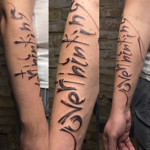 Homme Noir et Gris Lettrage tatouage sur Avant-bras #99370 | Artiste tatoueur Mary Nepostaeva