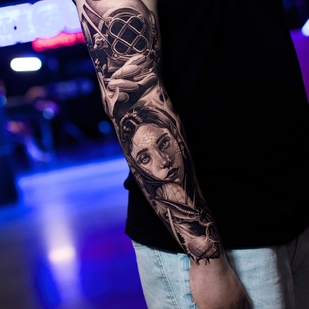 Homme Noir Réalisme tatouage sur Manche #104436 | Artiste tatoueur Nik Friday