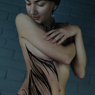Femme Noir Abstrait tatouage sur Ventre #94465 | Artiste tatoueur VIkykomori