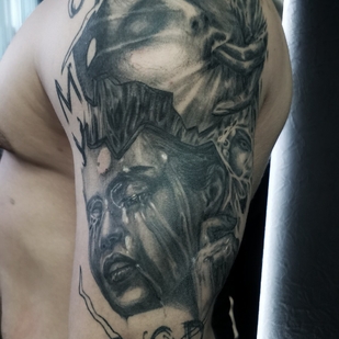 Homme Noir Réalisme tatouage sur Épaule #101615 | Artiste tatoueur Kseniya Pizhevskaya