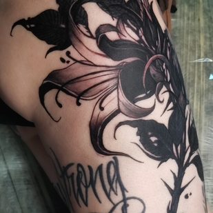 Femme Noir Graphique tatouage sur Cuisse #101617 | Artiste tatoueur Kseniya Pizhevskaya