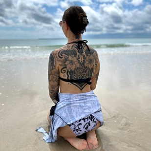 Femme Noir et Gris Féminin tatouage sur Dos #94511 | Artiste tatoueur Ioann Leo ( LEO-VAN )