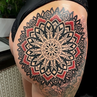 Femme Couleur Ornemental tatouage sur Cuisse #99908 | Artiste tatoueur Ioann Leo ( LEO-VAN )