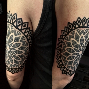 Homme Noir Géométrique tatouage #101232 | Artiste tatoueur Ioann Leo ( LEO-VAN )