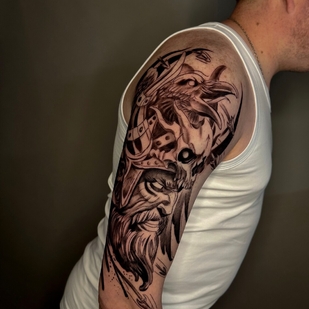 Homme Noir et Gris Graphique tatouage sur Épaule #96456 | Artiste tatoueur Master Margarita