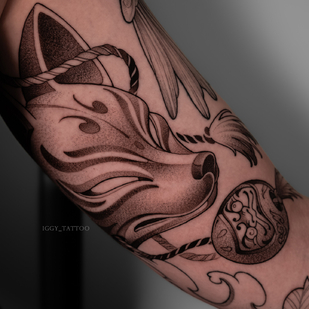 Femme Noir Whipshading tatouage sur Épaule #92787 | Artiste tatoueur Igor Hacayuk