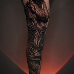 Homme Noir et Gris Réalisme tatouage sur Jambe #100717 | Artiste tatoueur Aleksey Titov