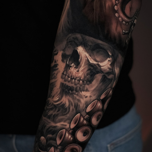 Homme Noir et Gris Réalisme tatouage sur Avant-bras #102840 | Artiste tatoueur Aleksey Titov