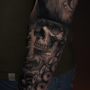 Homme Noir et Gris Réalisme tatouage sur Avant-bras #103670 | Artiste tatoueur Aleksey Titov
