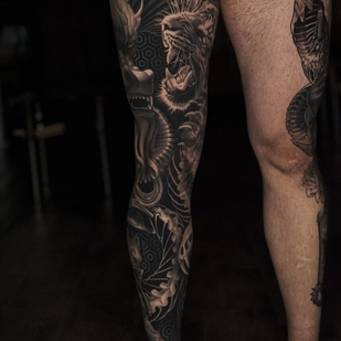 Homme Noir et Gris Réalisme tatouage sur Jambe #104687 | Artiste tatoueur Aleksey Titov