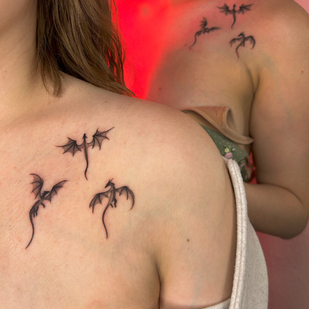 Femme Noir et Gris Graphique tatouage sur Clavicule #99467 | Artiste tatoueur Valeriya Ranio