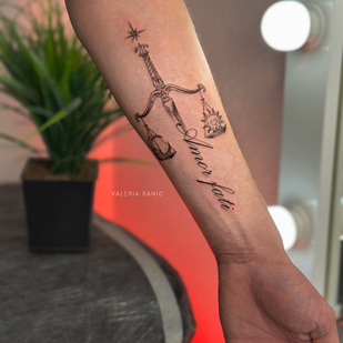 Homme Noir Graphique tatouage sur Avant-bras #99469 | Artiste tatoueur Valeriya Ranio