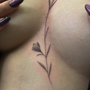 Femme Noir et Gris Féminin tatouage sur Poitrine #99477 | Artiste tatoueur Valeriya Ranio