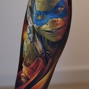 Femme Couleur Réalisme tatouage sur Tibia #97642 | Artiste tatoueur Kirill Fedoseev