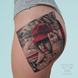 Femme Couleur Réalisme tatouage sur Cuisse #96199 | Artiste tatoueur Vladimir Kovalevskiy