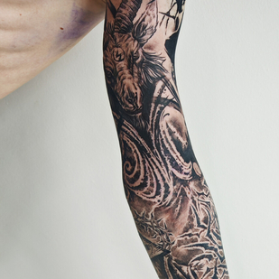 Homme Noir Graphique tatouage sur Manche #96264 | Artiste tatoueur Vladimir Kovalevskiy