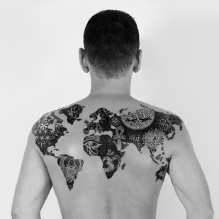 Homme Noir Blackwork tatouage sur Dos #96764 | Artiste tatoueur Delphine CENCIG