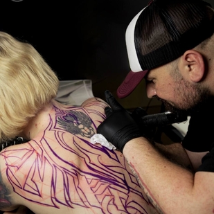 Femme Noir et Gris Freehand tatouage sur Dos #96829 | Artiste tatoueur Tigran | Re1st.Ink