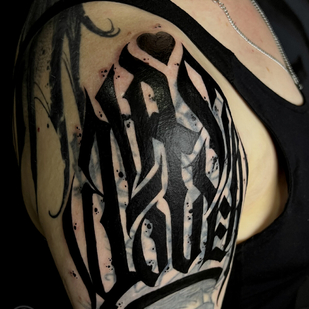 Femme Noir Lettrage tatouage sur Épaule #96833 | Artiste tatoueur Tigran | Re1st.Ink