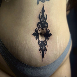 Femme Noir Ornemental tatouage sur Ventre #100698 | Artiste tatoueur Tigran | Re1st.Ink