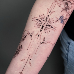 Femme  Fineline tatouage sur Manche #91589 | Artiste tatoueur Victoria Maslova