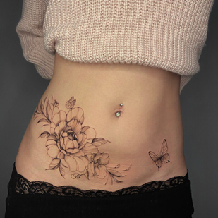 Femme Noir et Gris Fineline tatouage sur Ventre #98060 | Artiste tatoueur Victoria Maslova