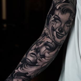 Homme Noir et Gris Chicano tatouage sur Manche #99917 | Artiste tatoueur Anastasiya Yusupova CAT_KABUKI