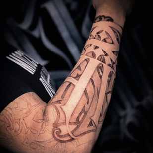 Homme Noir Lettrage tatouage #96721 | Artiste tatoueur Anton Lebedev