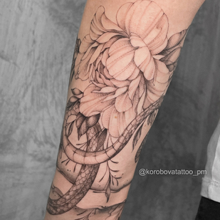 Femme Noir  tatouage sur Avant-bras #95541 | Artiste tatoueur Elena Korobova