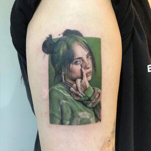 Pitture di celebrità miniature da parte dell'artista coreano di tatuaggi Ellyn_ink