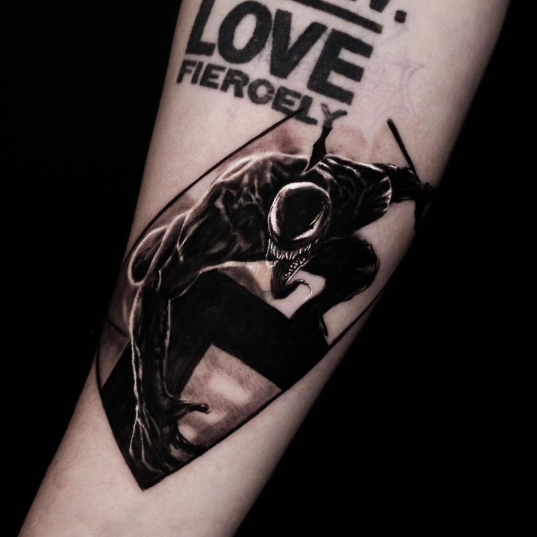 @ogray.tt tatuaggio di Venom marvel by @ogray.tt