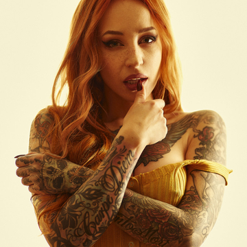 Modello di tatuaggio caldo Yana Sinner in una sessione fotografica di Daniele Dentamaro