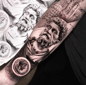 I Maestri Eterni: Il Maestro dei Tatuaggi in Argilla di Claytattoos sull'Antica Mitologia Greca